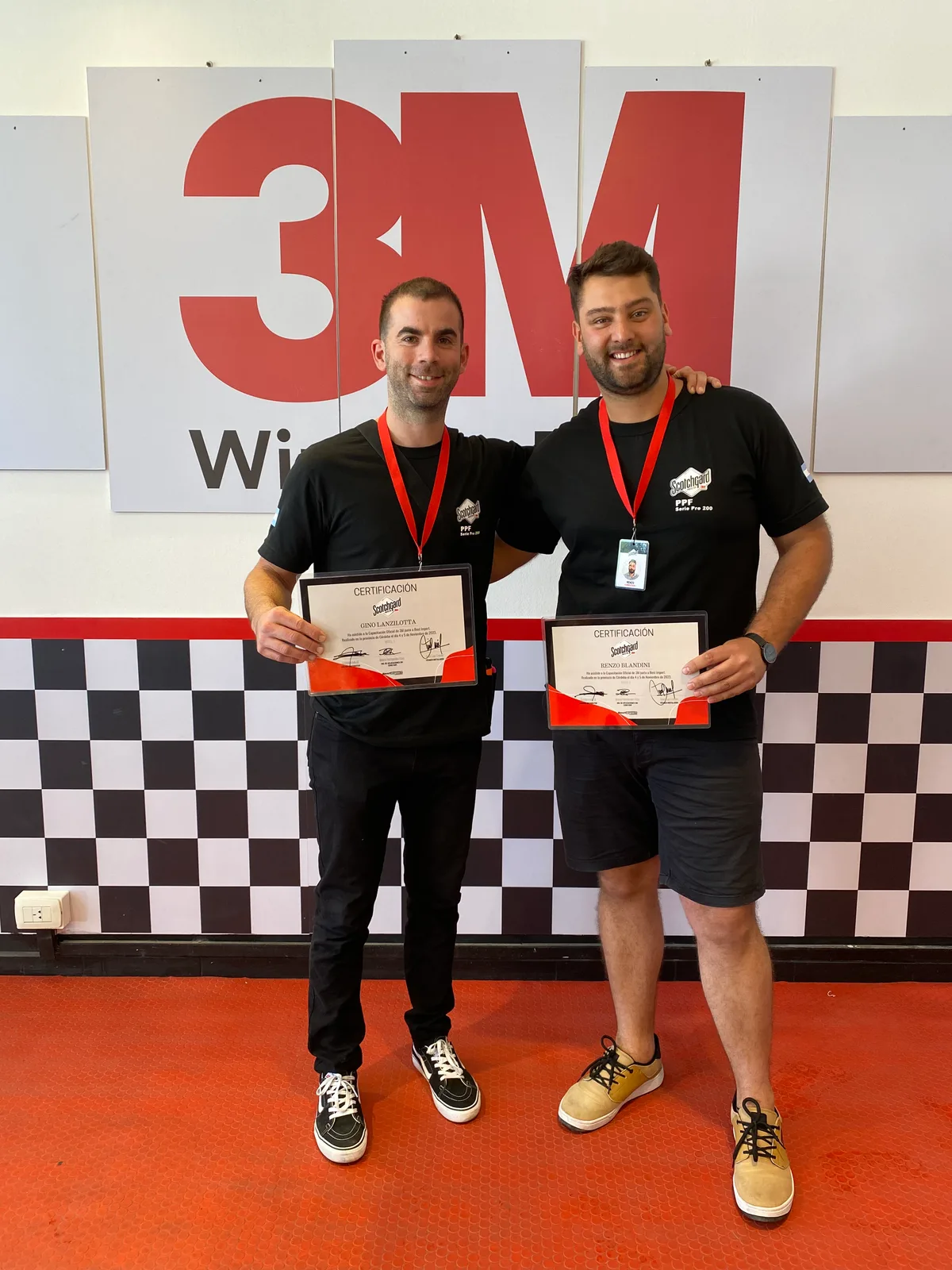 Certificación Oficial 3M Scotchgard Serie Pro 200 entregada a Renzo Blandini y Gino Lanzillotta